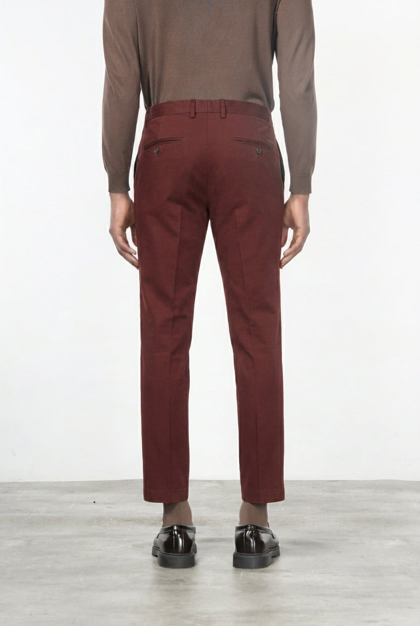 Milano pantalón chino hombre en gabardina stretch, corte extra slim ①