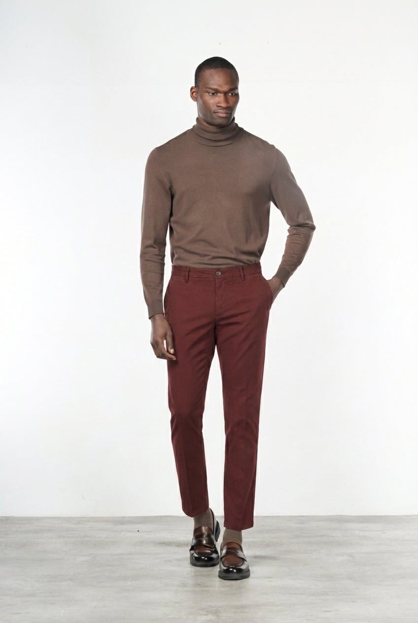Milano pantalón chino hombre en gabardina stretch, corte extra slim ①