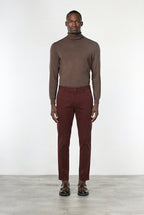 Milano pantalón chino hombre en gabardina stretch, corte extra slim ①
