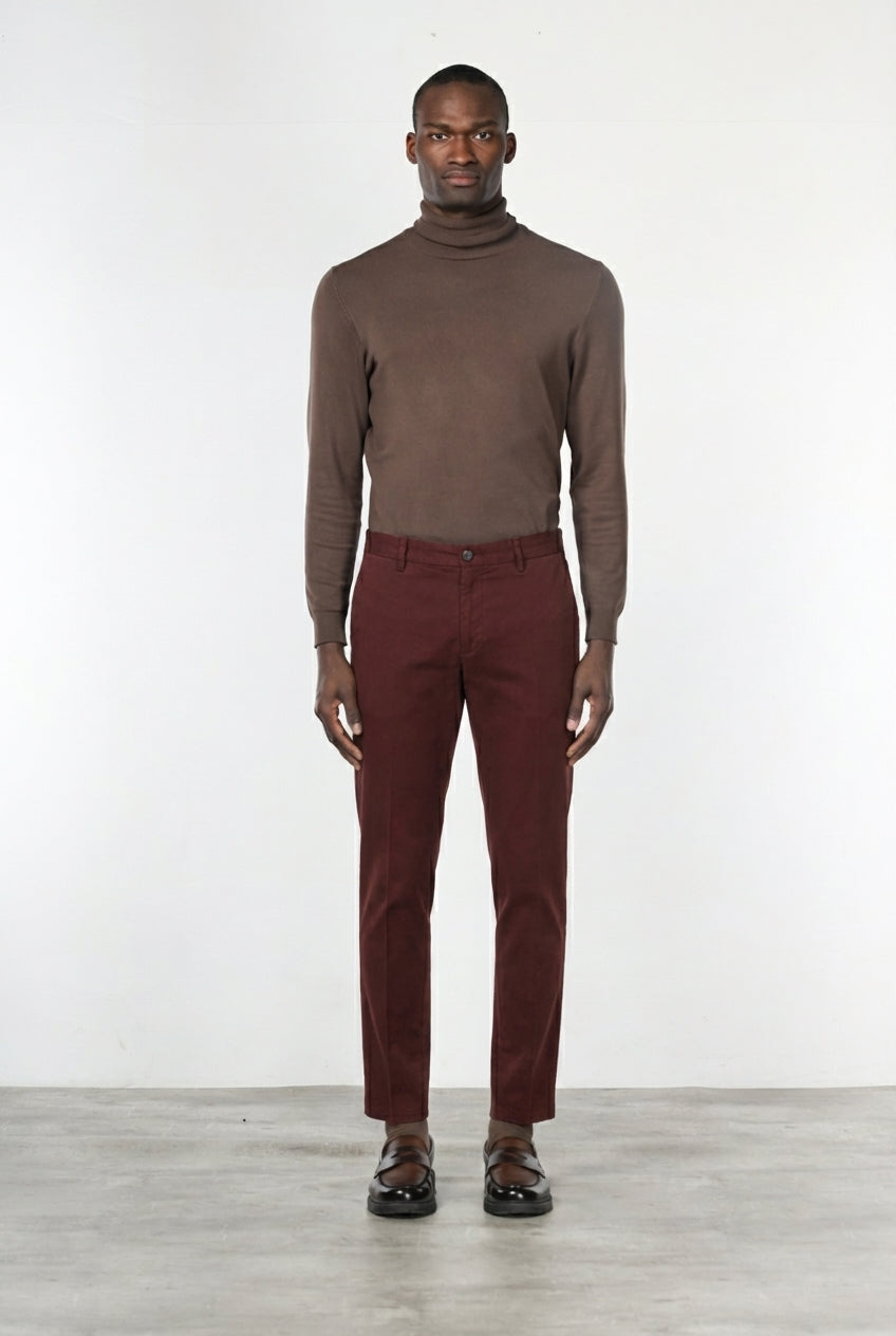 Milano pantalón chino hombre en gabardina stretch, corte extra slim ①