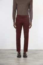 Milano pantalón chino hombre en gabardina stretch, corte extra slim ①