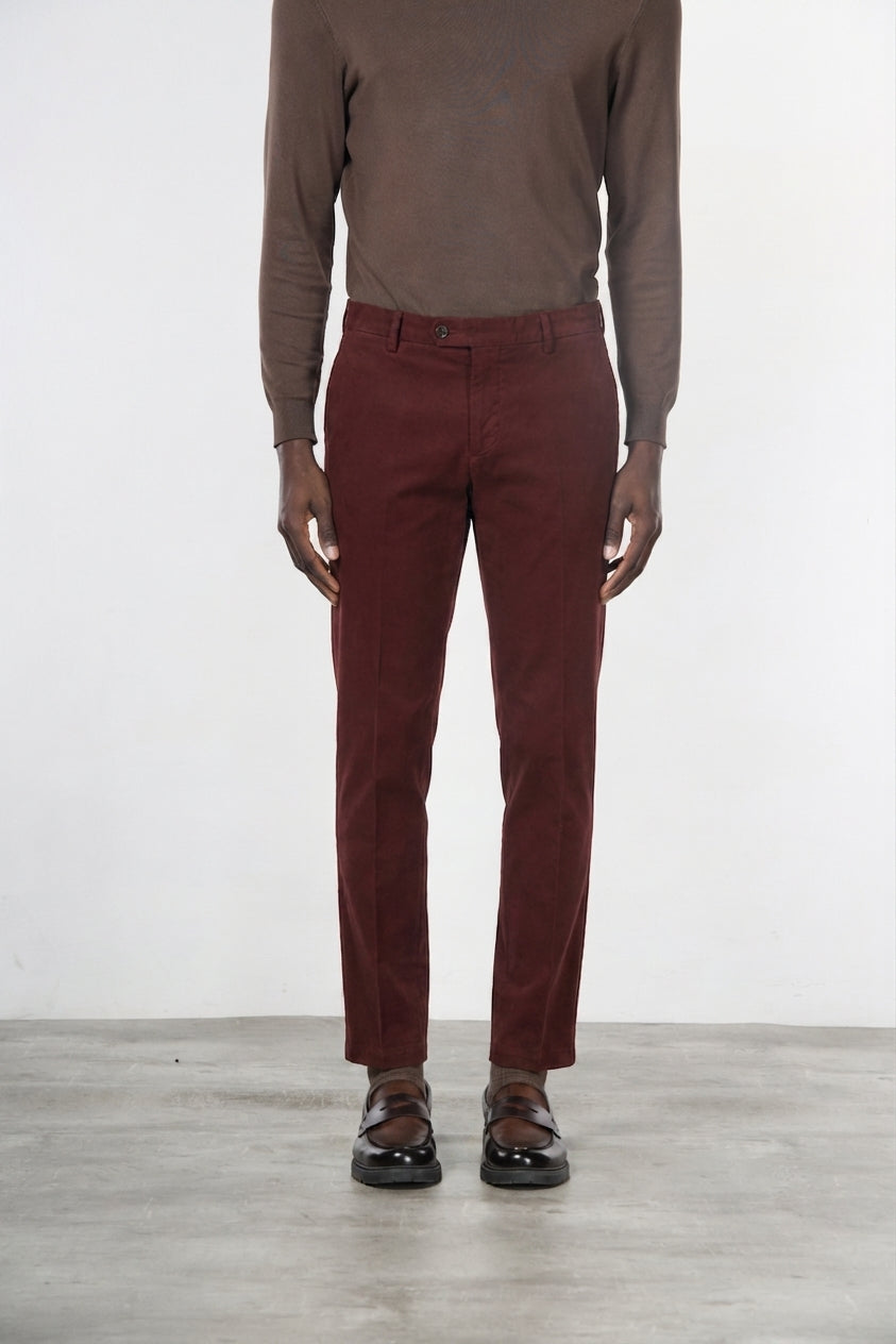Milano pantalón chino hombre en gabardina stretch, corte extra slim ①