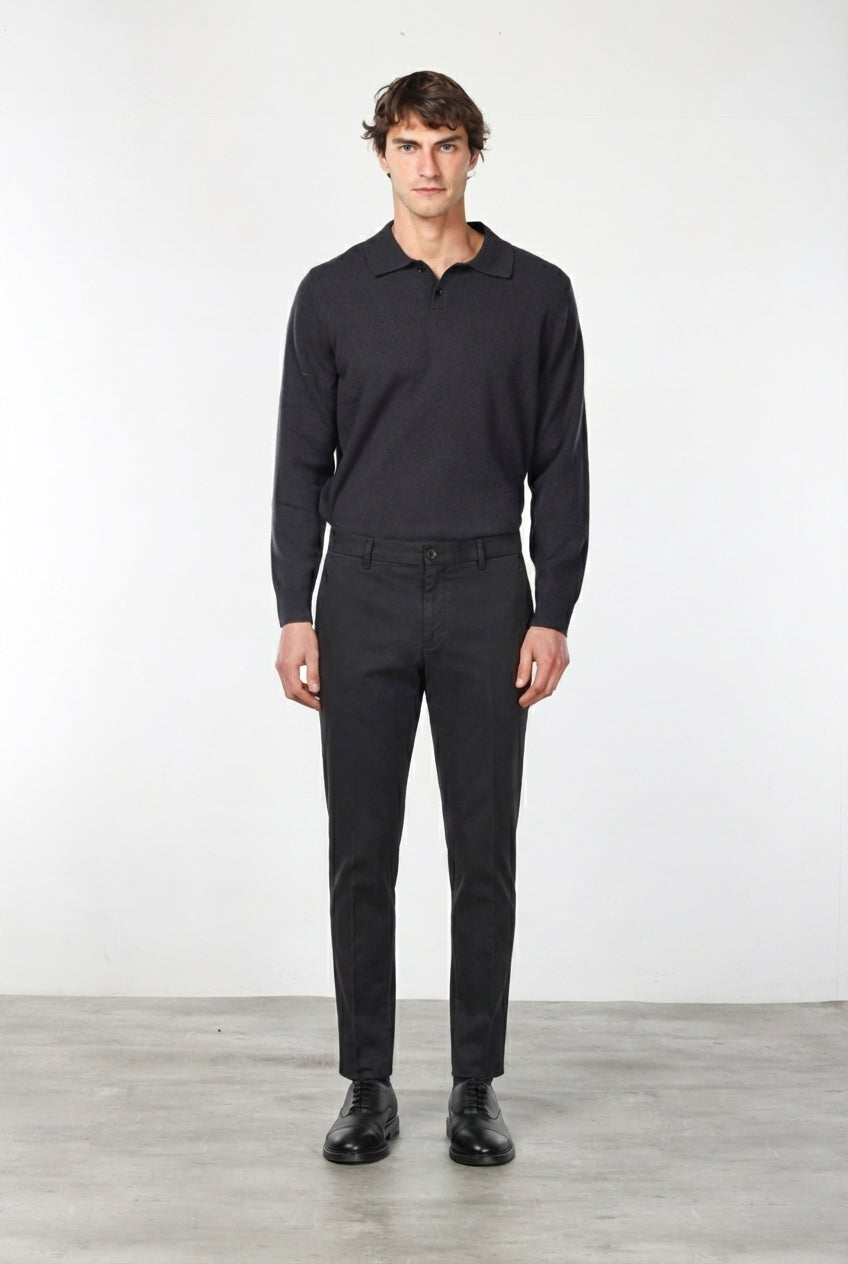 Milano pantalón chino hombre en gabardina stretch, corte extra slim ①
