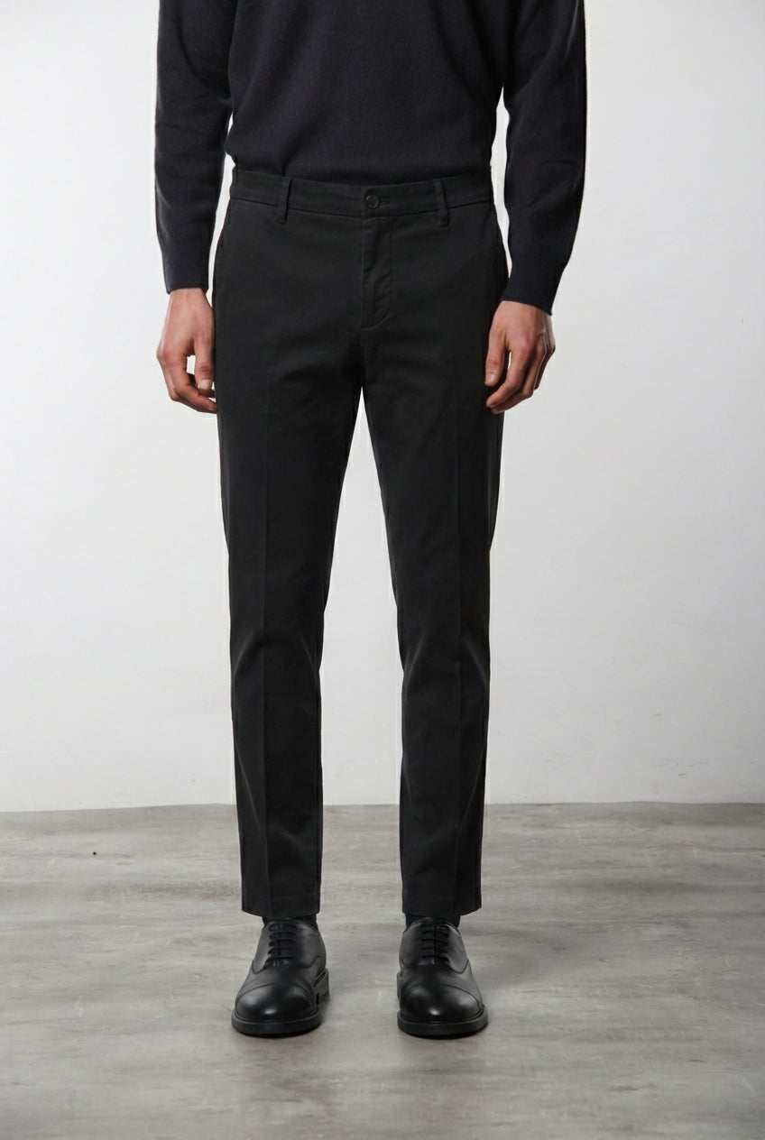 Milano pantalón chino hombre en gabardina stretch, corte extra slim ①
