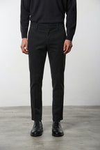 Milano pantalón chino hombre en gabardina stretch, corte extra slim ①