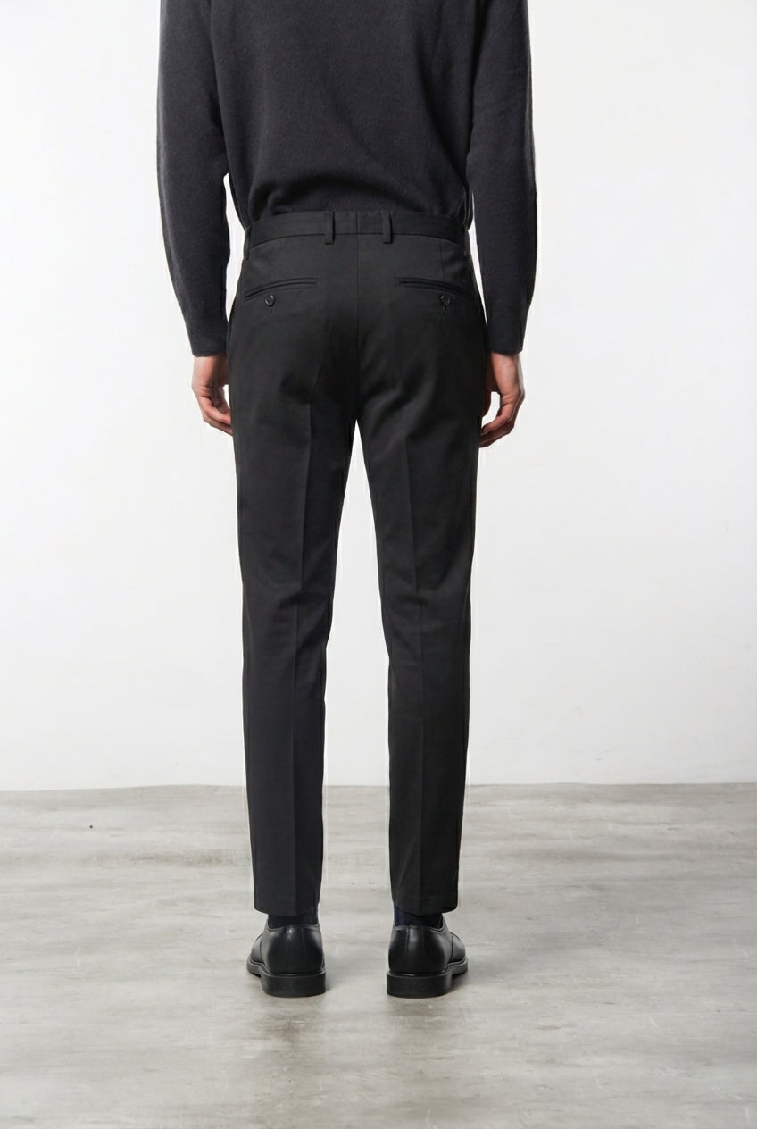 Milano pantalón chino hombre en gabardina stretch, corte extra slim ①
