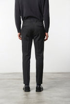 Milano pantalón chino hombre en gabardina stretch, corte extra slim ①