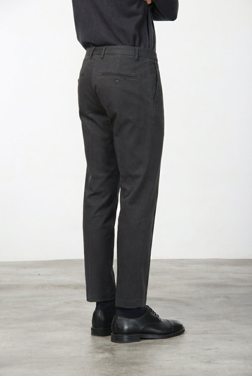 Milano pantalón chino hombre en gabardina stretch, corte extra slim ①