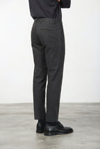 Milano pantalón chino hombre en gabardina stretch, corte extra slim ①