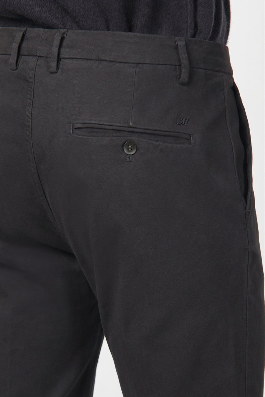 Milano pantalón chino hombre en gabardina stretch, corte extra slim ①
