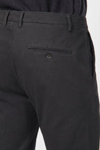 Milano pantalón chino hombre en gabardina stretch, corte extra slim ①
