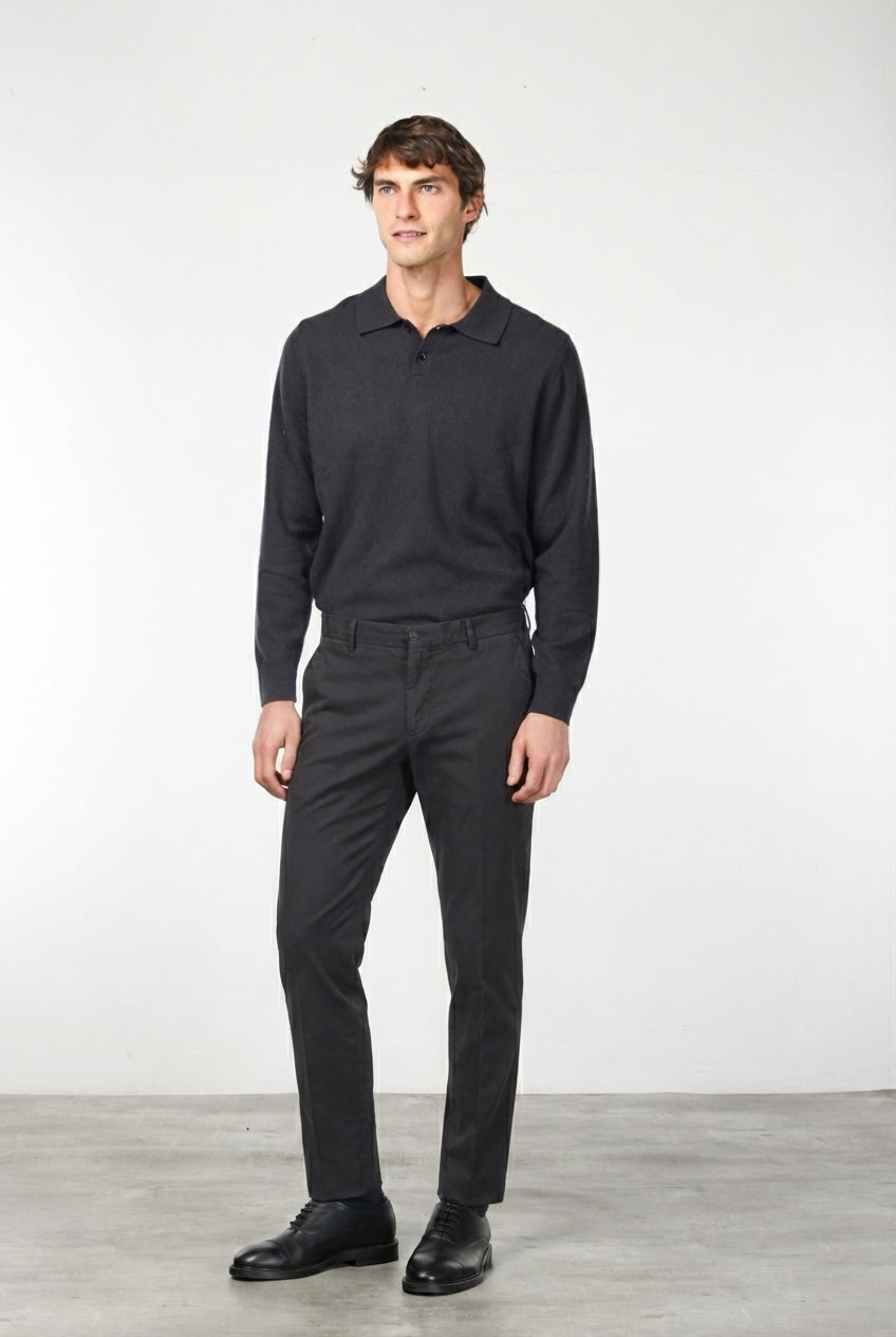 Milano pantalón chino hombre en gabardina stretch, corte extra slim ①