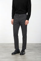 Milano pantalón chino hombre en gabardina stretch, corte extra slim ①
