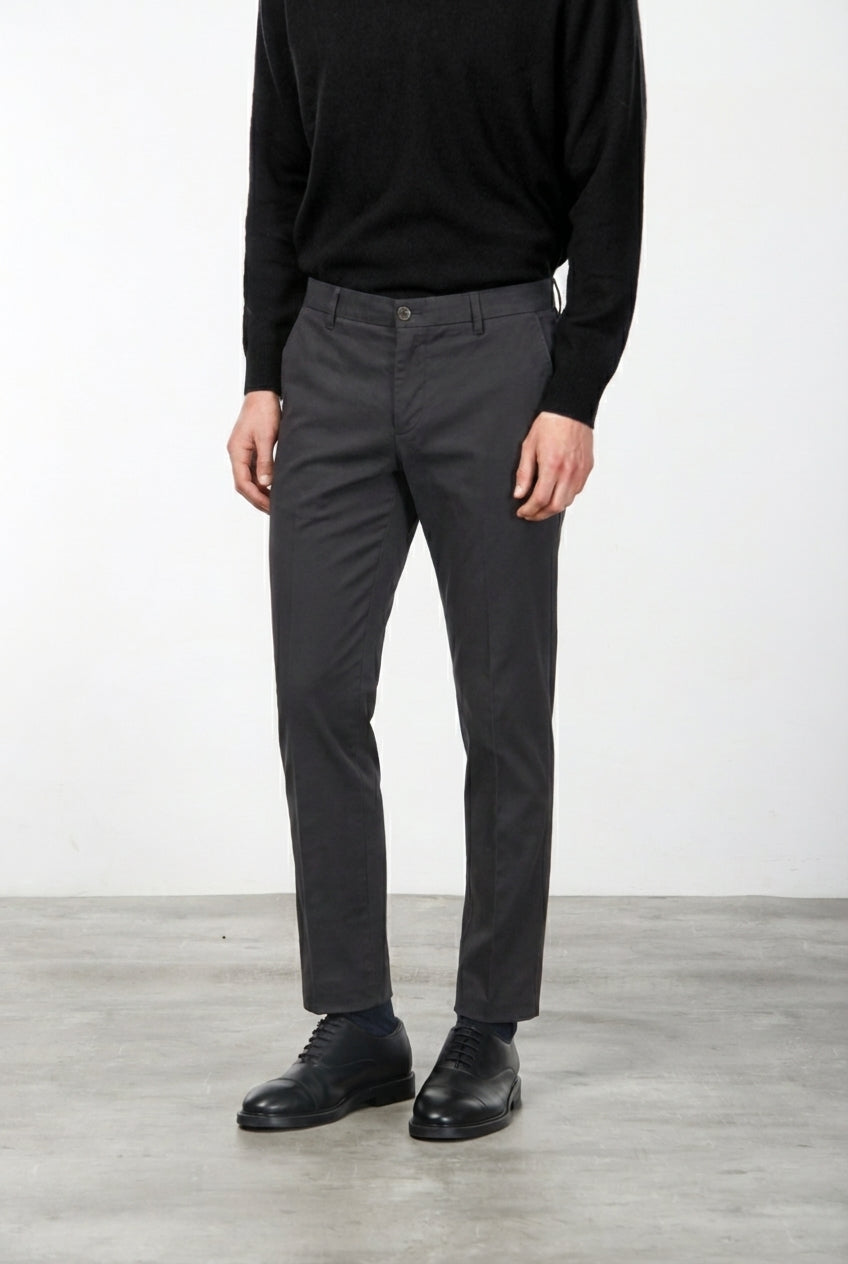 Milano pantalón chino hombre en gabardina stretch, corte extra slim ①
