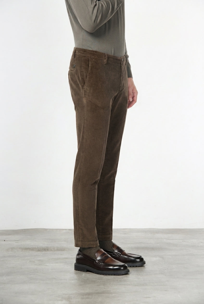 Milano pantalón chino de hombre en pana 500 rayas, extra slim fit ①