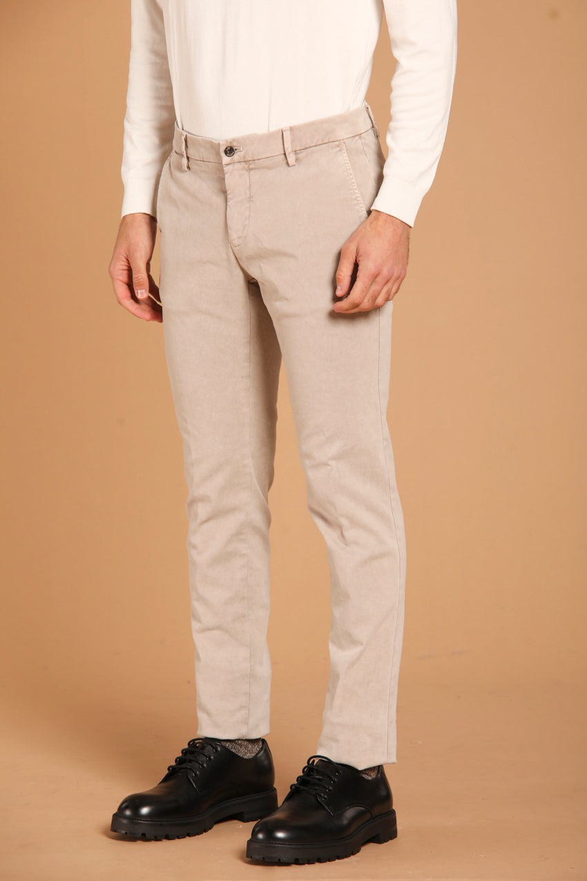 immagine 2 di pantalone chino uomo modello Milano Style Essential, di colore sabbia,fit extra slim di Mason's