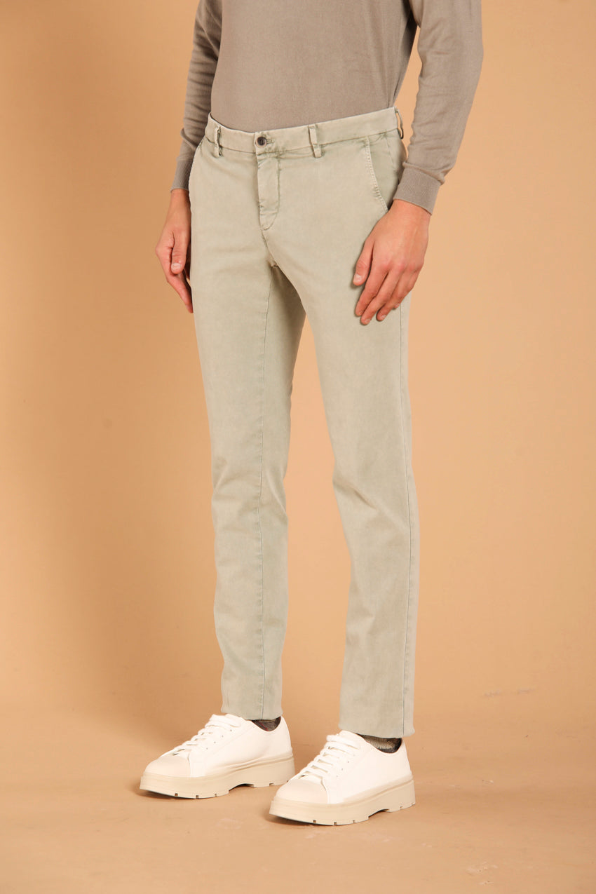 immagine 2 di pantalone chino uomo modello Milano Style Essential, di colore salvia,fit extra slim di Mason's