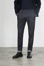 Osaka pantalón chino de hombre en denim stretch, carrot fit