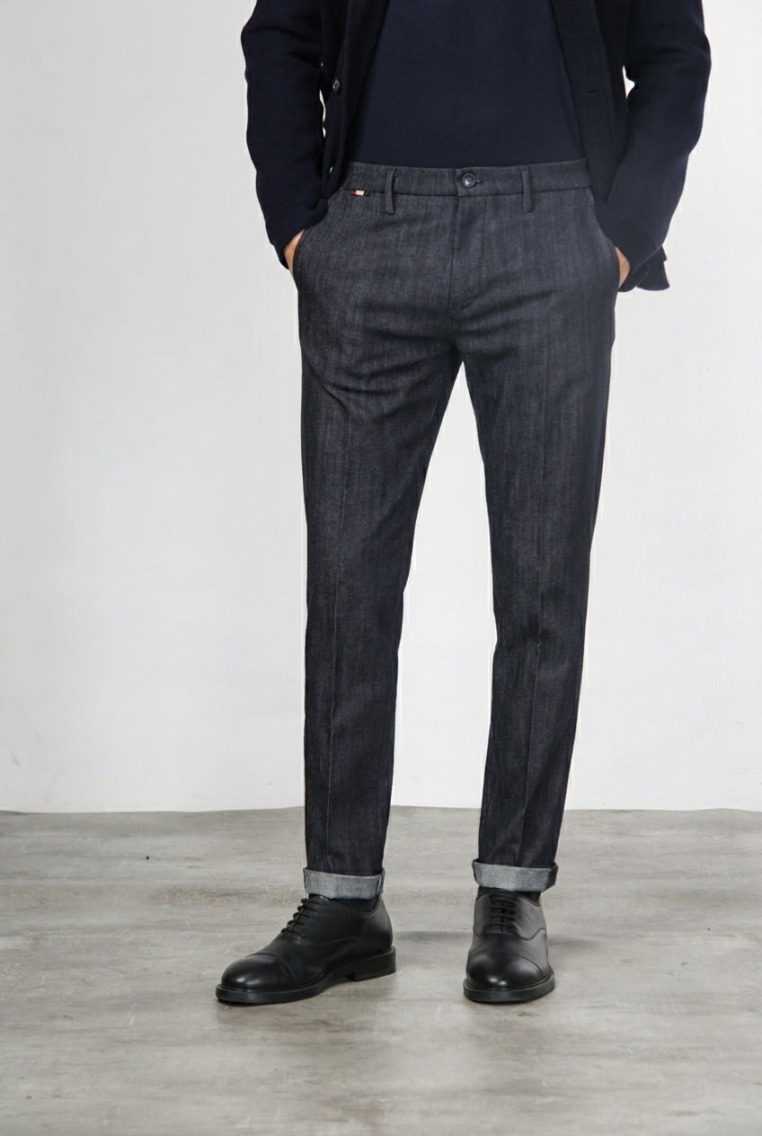 Osaka pantalón chino de hombre en denim stretch, carrot fit