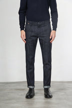 Osaka pantalón chino de hombre en denim stretch, carrot fit
