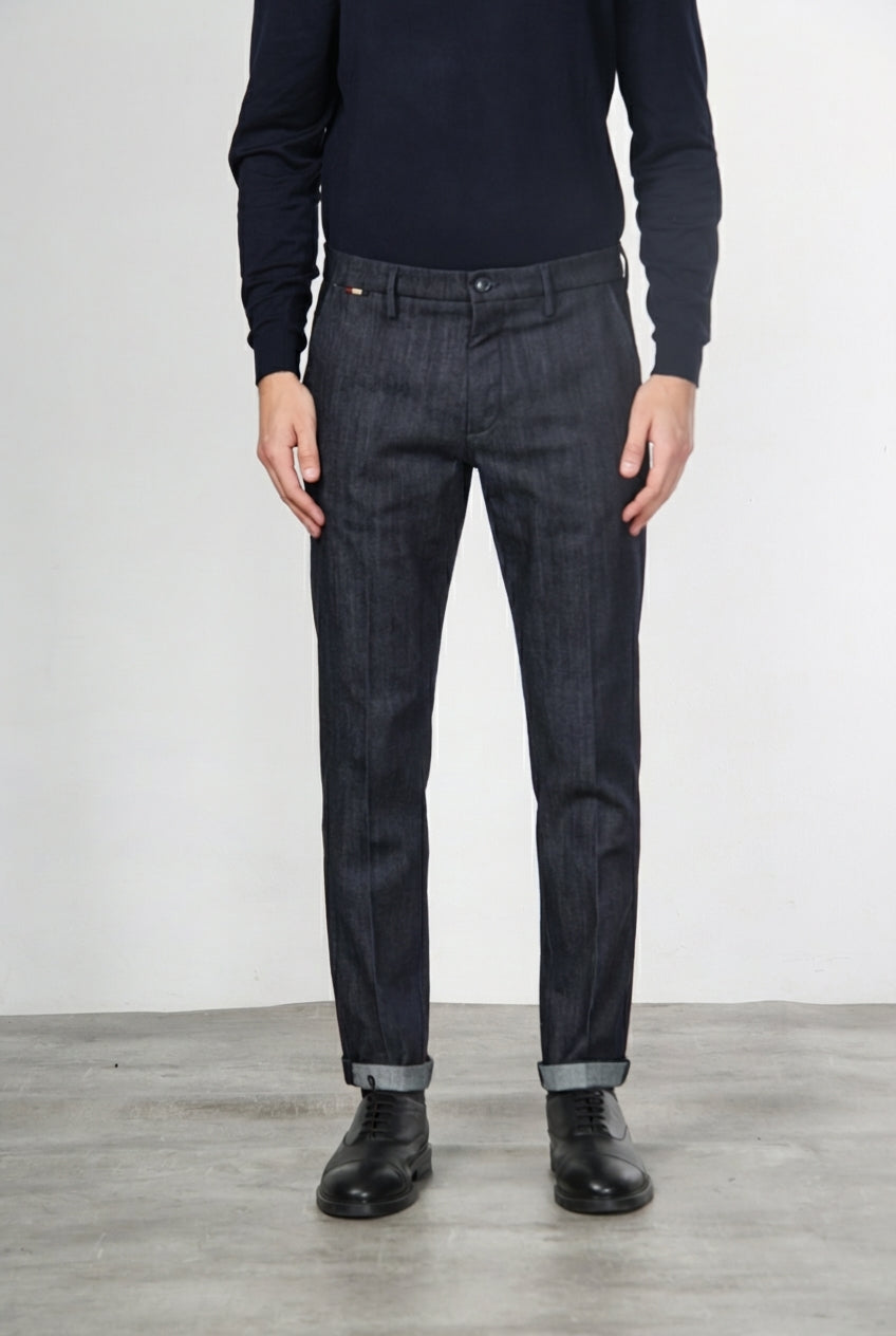 Osaka pantalón chino de hombre en denim stretch, carrot fit