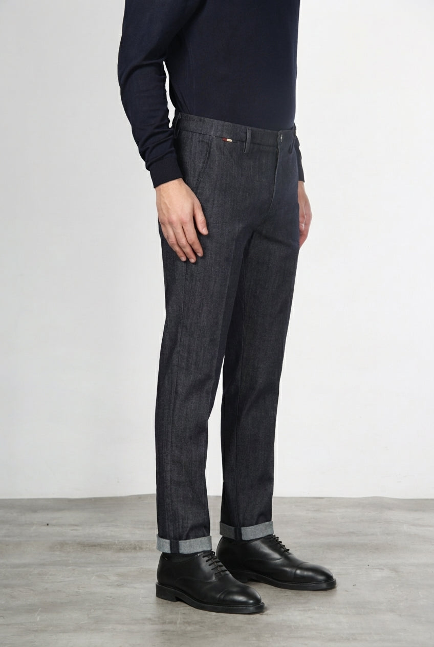 Osaka pantalón chino de hombre en denim stretch, carrot fit