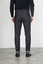 Osaka pantalón chino de hombre en denim stretch, carrot fit