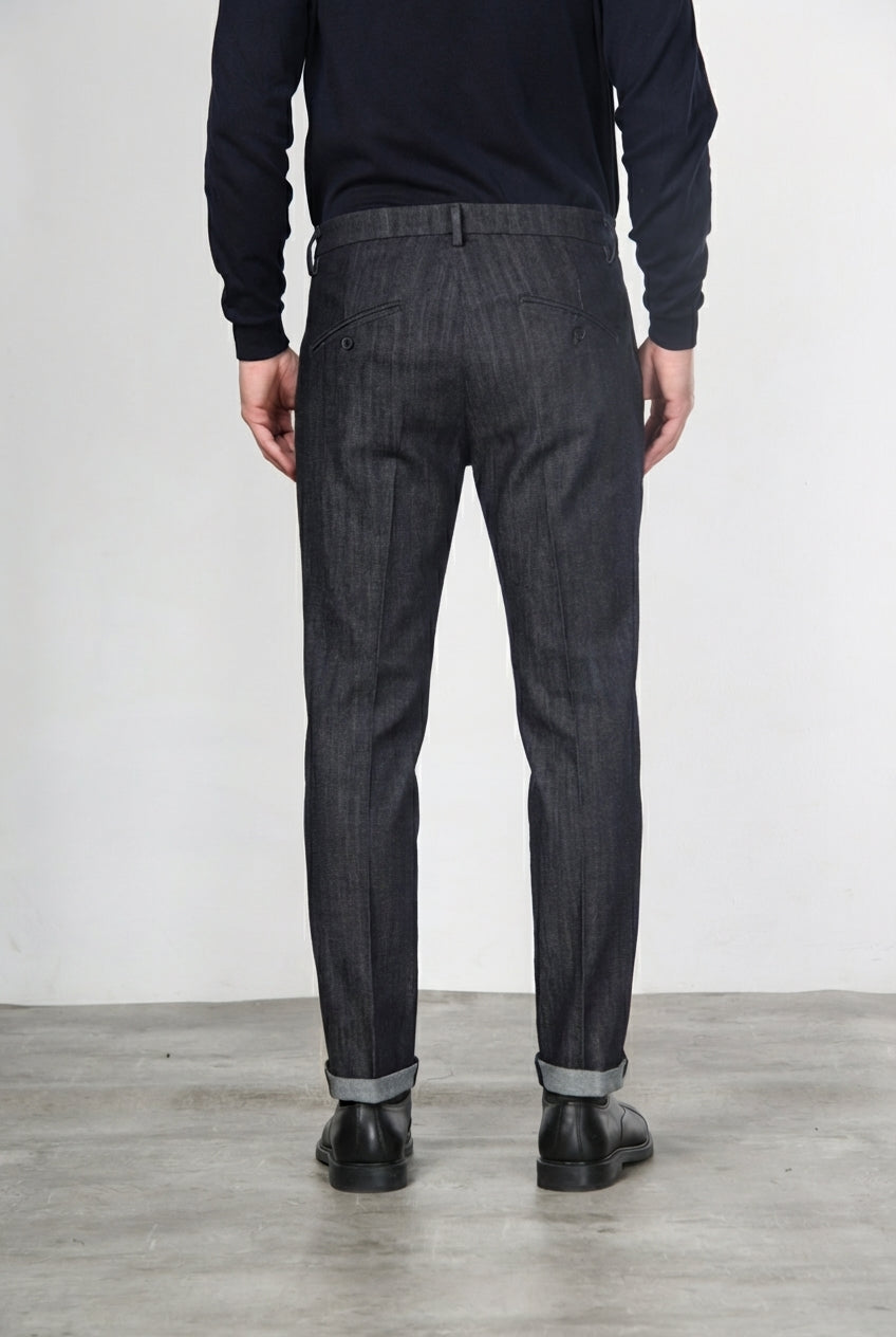Osaka pantalón chino de hombre en denim stretch, carrot fit