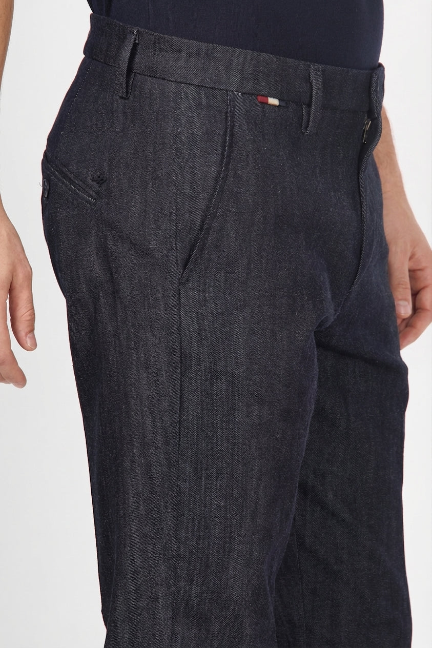 Osaka pantalón chino de hombre en denim stretch, carrot fit