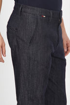 Osaka pantalón chino de hombre en denim stretch, carrot fit