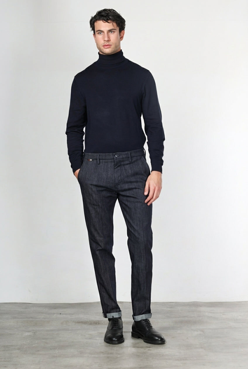 Osaka pantalón chino de hombre en denim stretch, carrot fit