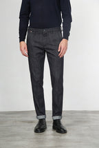 Osaka pantalón chino de hombre en denim stretch, carrot fit