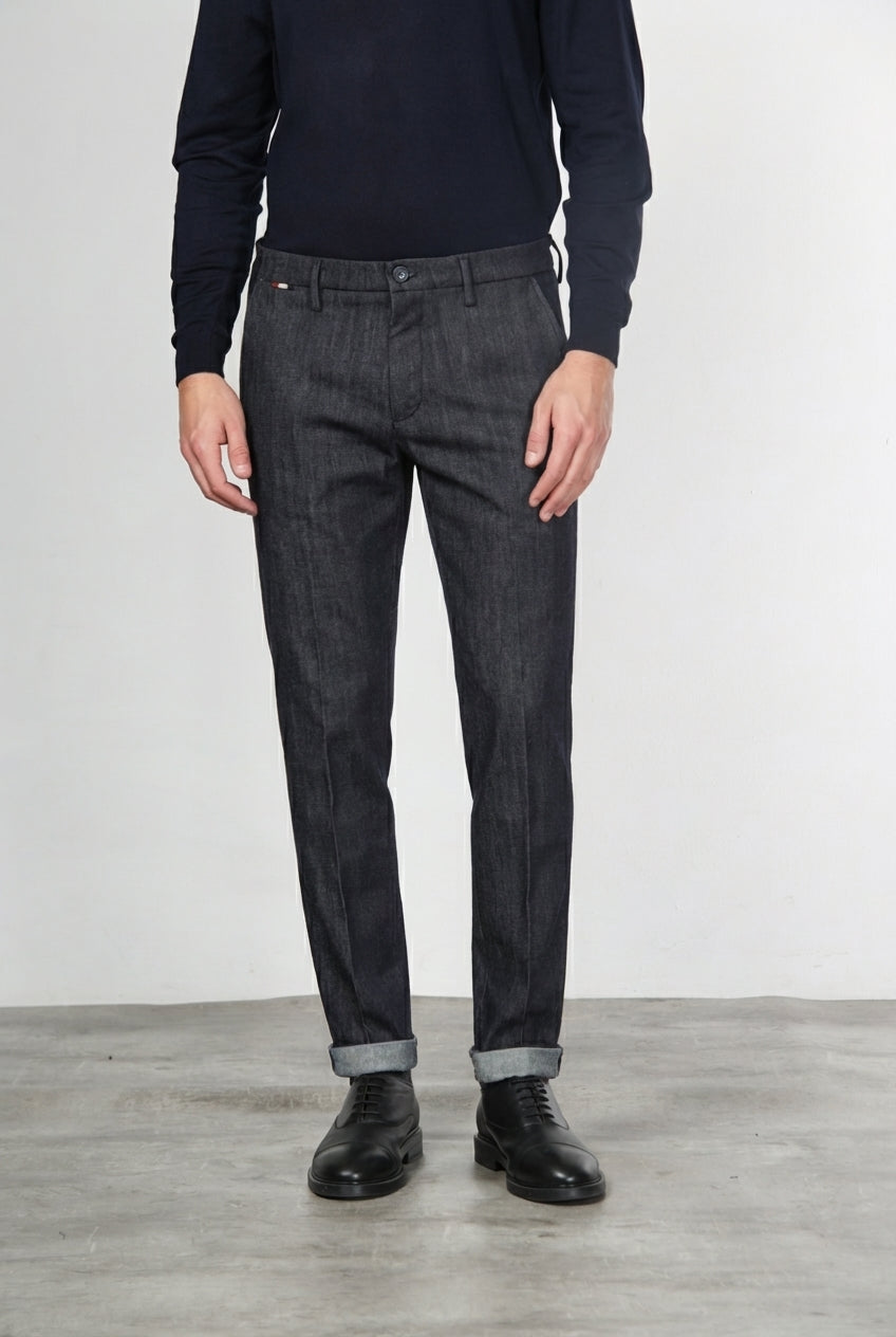 Osaka pantalón chino de hombre en denim stretch, carrot fit