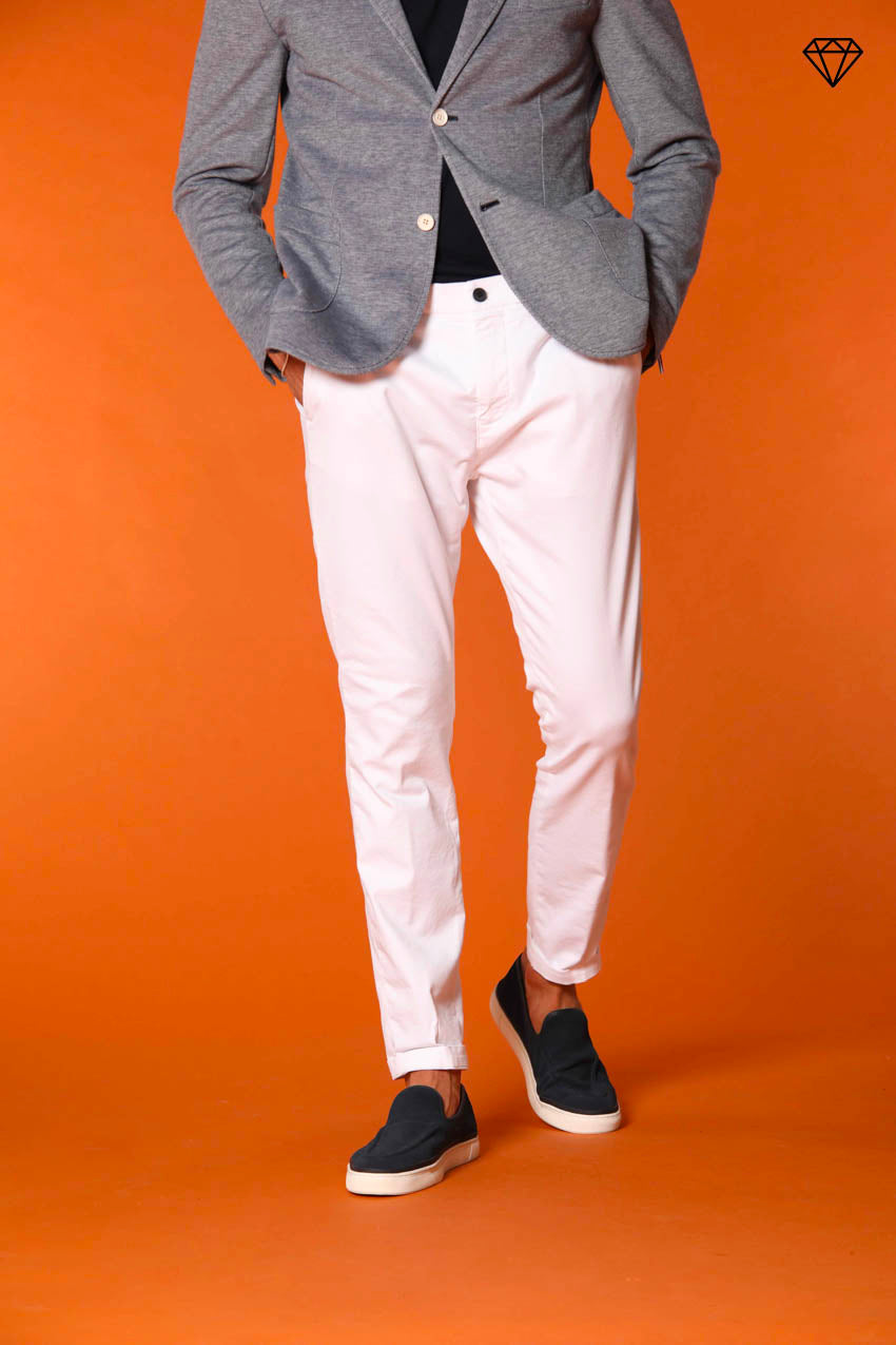 Osaka pantalón chino hombre en algodón y tencel carrot fit ①