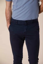 Osaka pantalón chino hombre en algodón y tencel carrot fit ①