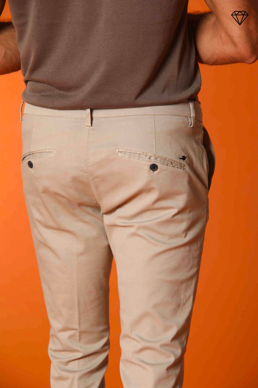 Osaka pantalón chino hombre en algodón y tencel carrot fit ①