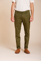 Osaka pantalón chino hombre en tricotina fina de algodón y lyocell carrot fit