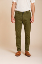 Osaka pantalone chino uomo in tricotina fine di cotone e lyocell carrot fit