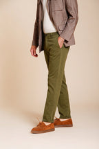 Osaka pantalone chino uomo in tricotina fine di cotone e lyocell carrot fit