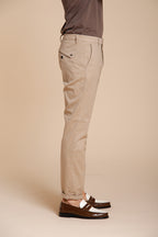 Osaka pantalón chino hombre en tricotina fina de algodón y lyocell carrot fit