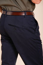 Osaka pantalón chino hombre en tricotina fina de algodón y lyocell carrot fit