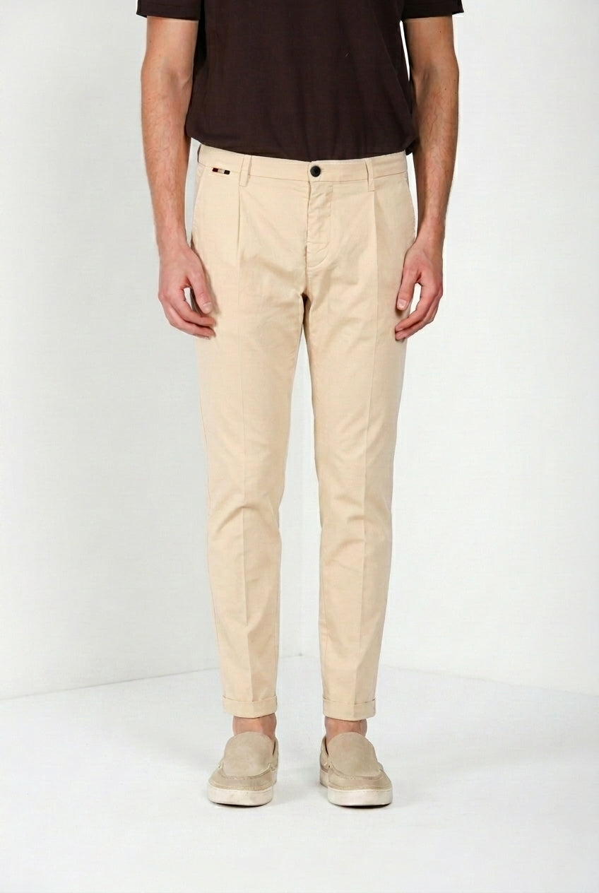 Osaka 1 Pinces pantalon chino homme en satin de coton et soie carrot fit ①