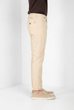Osaka 1 Pinces pantalón chino hombre en raso de algodón y seda carrot fit ①