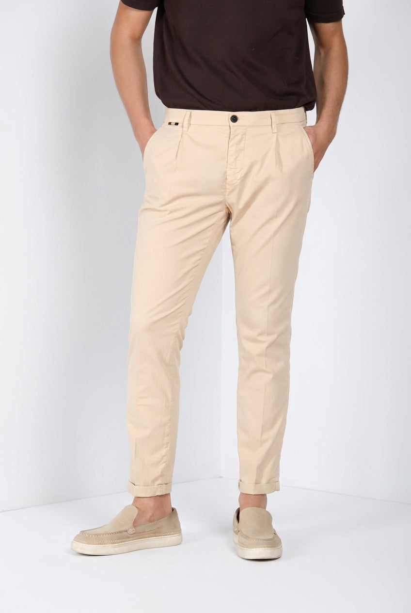 Osaka 1 Pinces pantalón chino hombre en raso de algodón y seda carrot fit ①