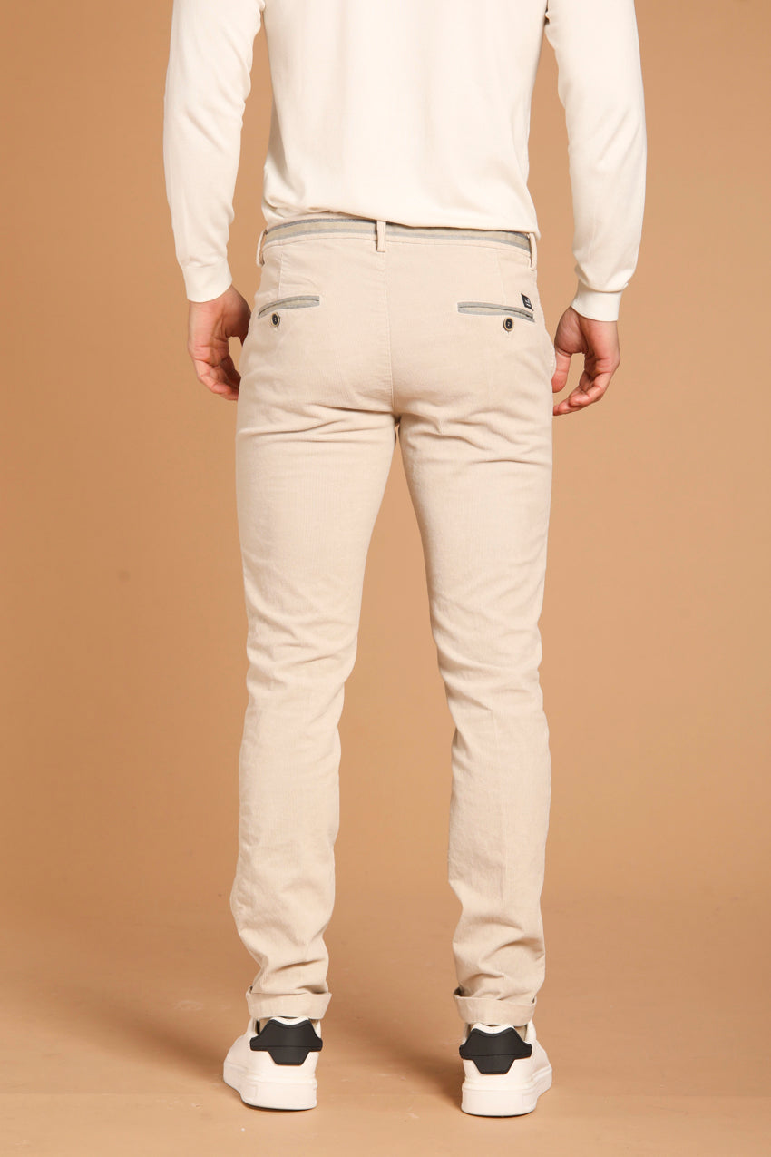immagine 4 di pantalone chino uomo, modello Torino Winter, in velluto 1000 righe, di colore ghiaccio, slim fit di Mason's