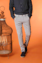 Torino pantalón chino hombre en sarga de algodón y lino con hilo azul slim fit