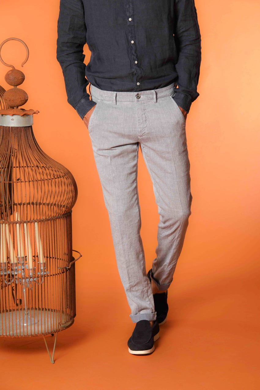 Torino pantalón chino hombre en sarga de algodón y lino con hilo azul slim fit