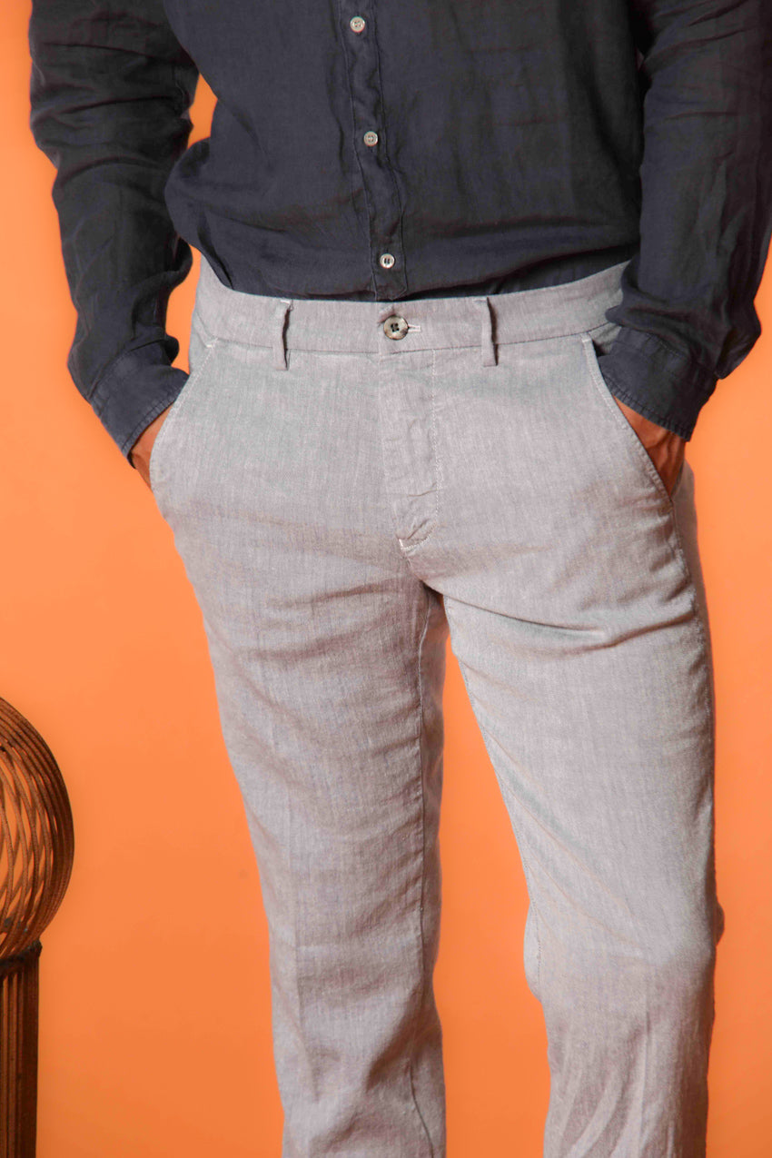 Torino pantalón chino hombre en sarga de algodón y lino con hilo azul slim fit