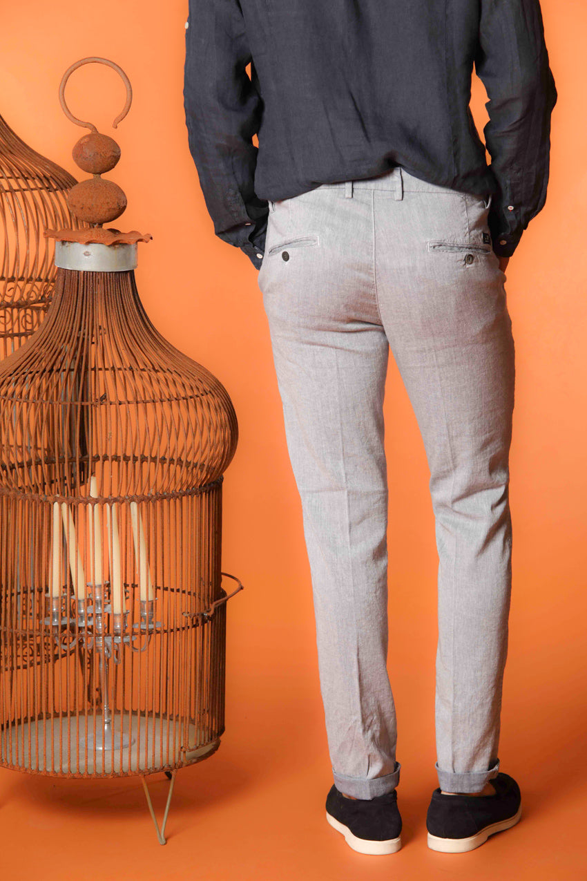 Torino pantalón chino hombre en sarga de algodón y lino con hilo azul slim fit