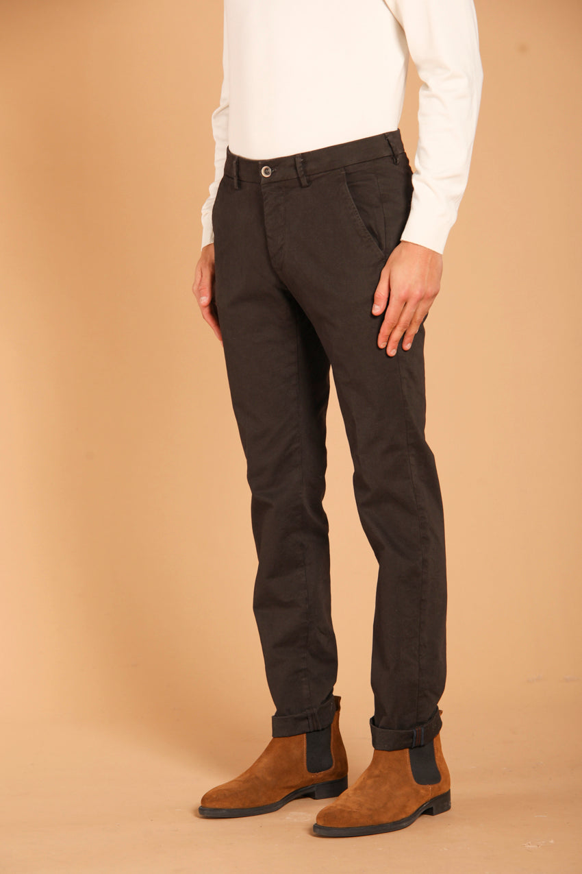 immagine 4 di pantalone chino uomo modello Torino Style, in gabardina, di colore marroncino fit slim di Mason's